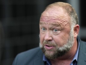 Infowars的拍卖将决定Alex Jones是否会被踢出其平台