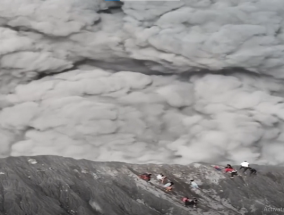 观看:印度尼西亚的杜科诺火山爆发，登山者们争相寻找安全地带